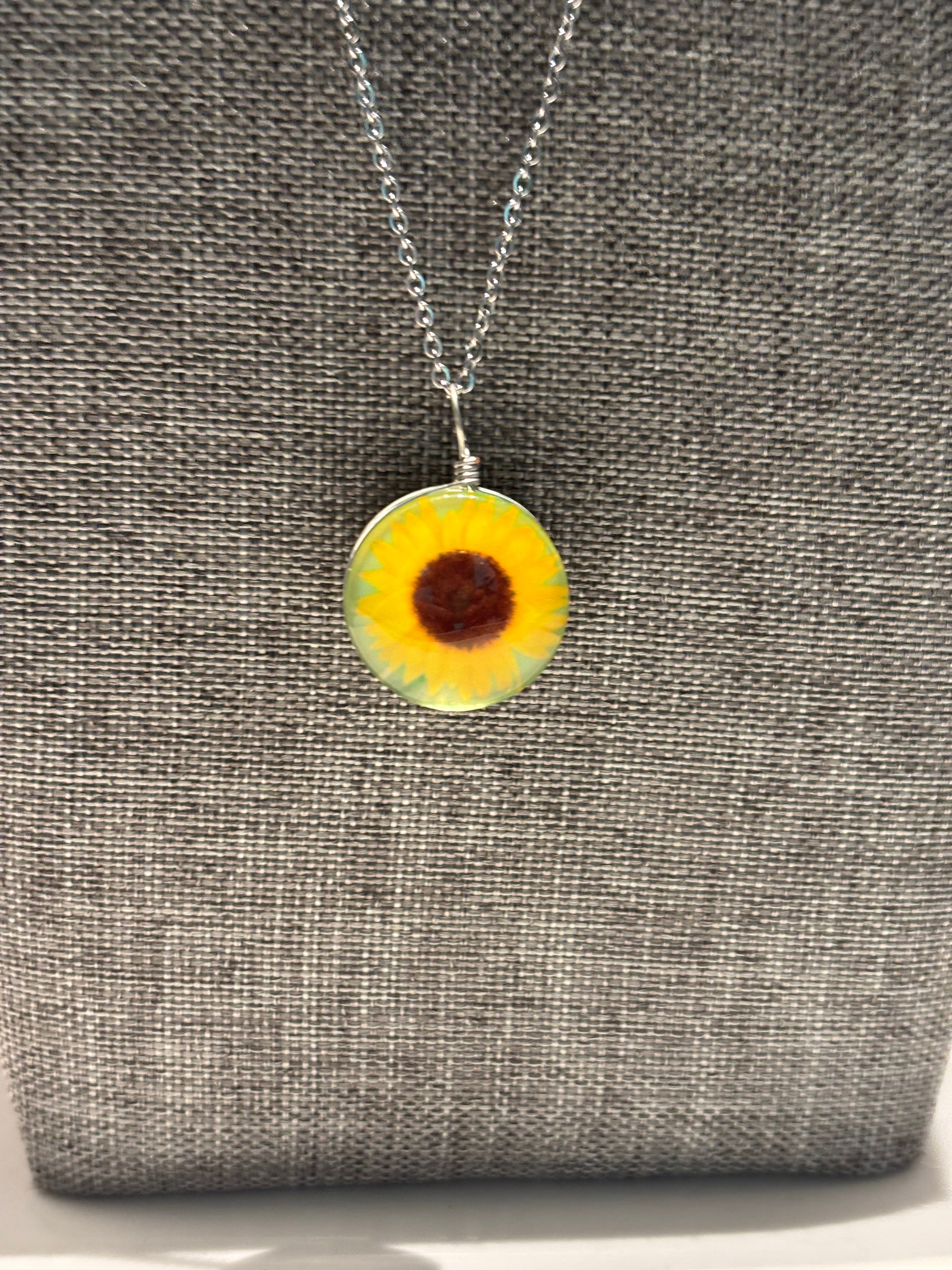Sunflower Delight Necklace – Symbol of Joy and Positivity