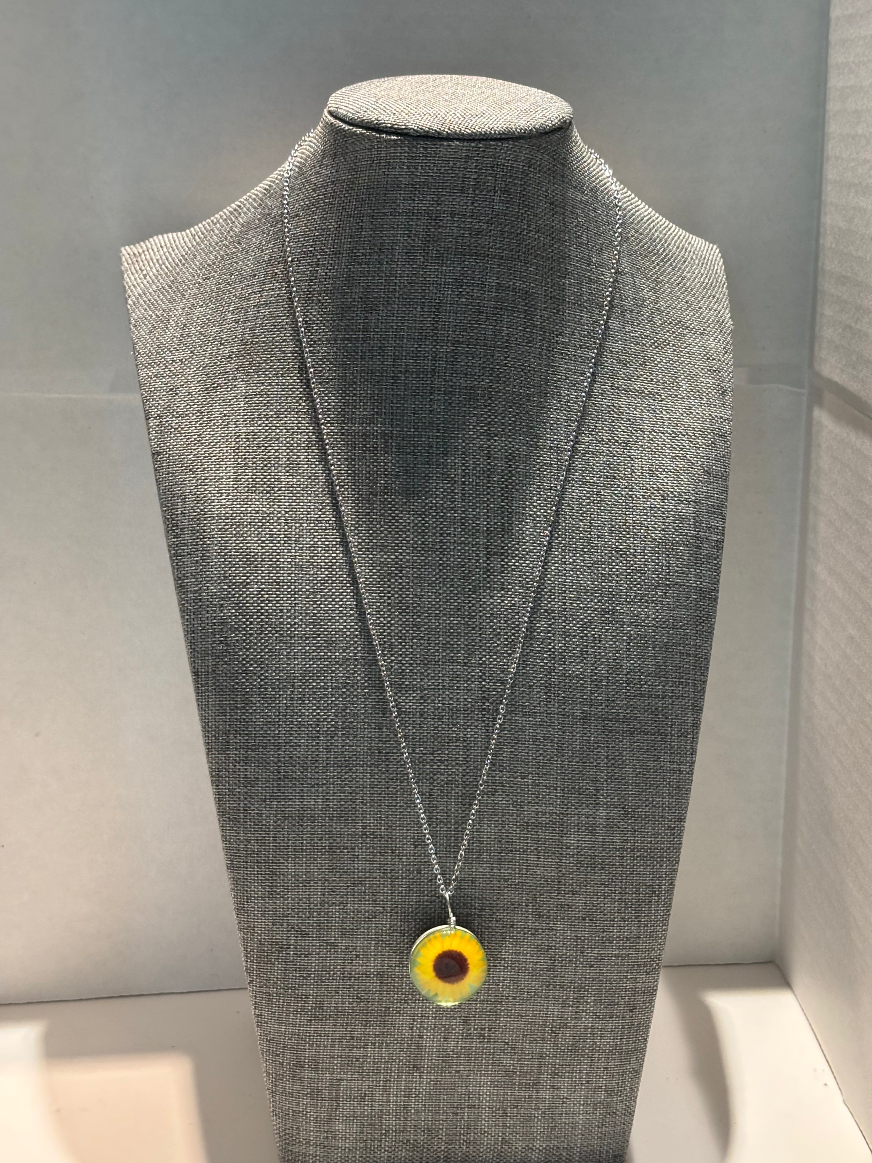 Sunflower Delight Necklace – Symbol of Joy and Positivity
